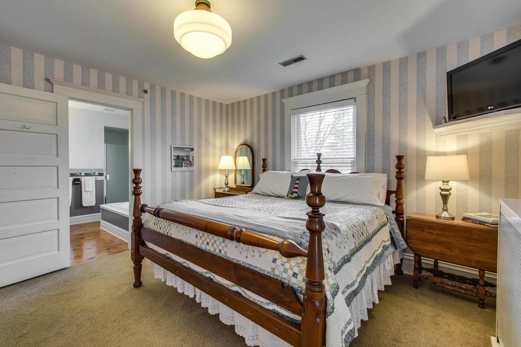 Harrison House Bed & Breakfast Нэпервилл Экстерьер фото