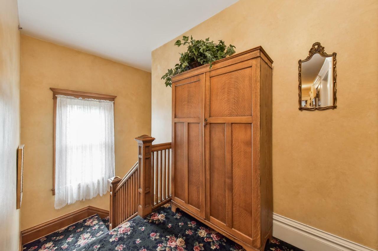 Harrison House Bed & Breakfast Нэпервилл Экстерьер фото