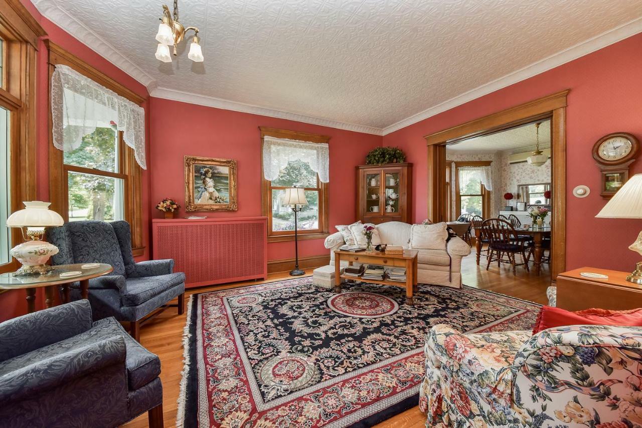 Harrison House Bed & Breakfast Нэпервилл Экстерьер фото