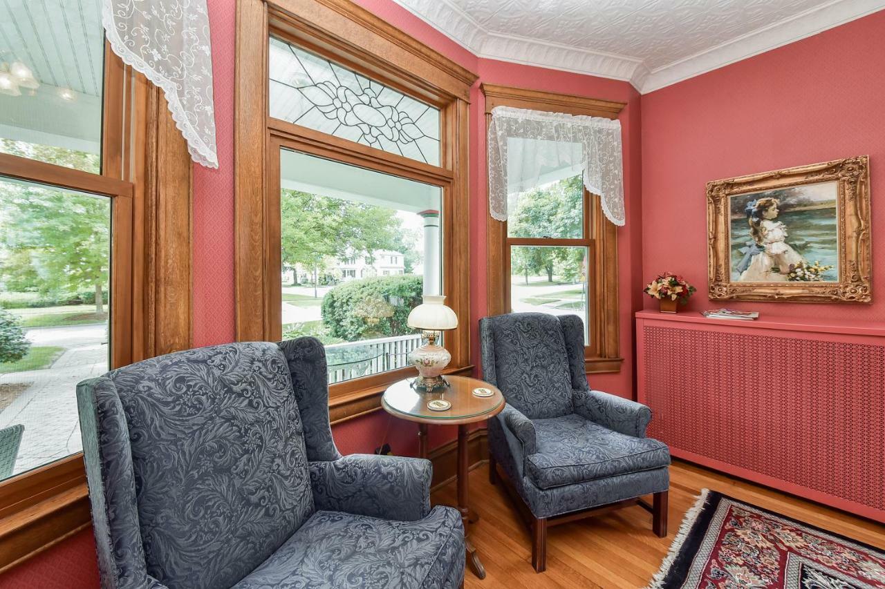 Harrison House Bed & Breakfast Нэпервилл Экстерьер фото