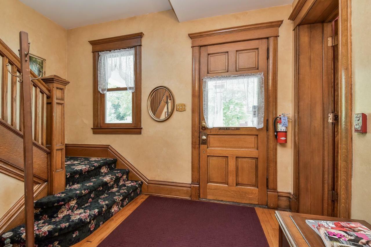 Harrison House Bed & Breakfast Нэпервилл Экстерьер фото